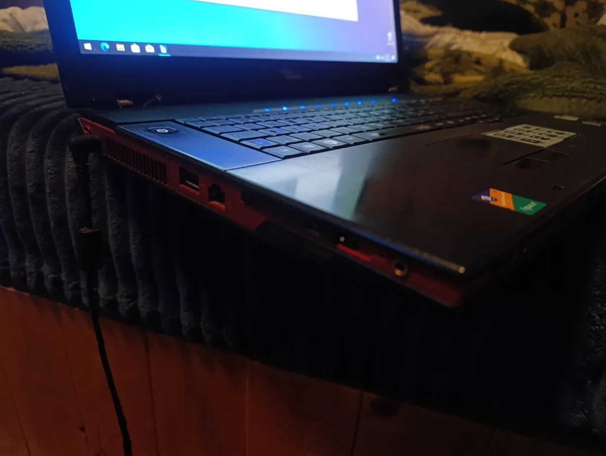 Fujitsu Siemens Amilo Xi 3650 – Veliki 18.4" LapTop — 3