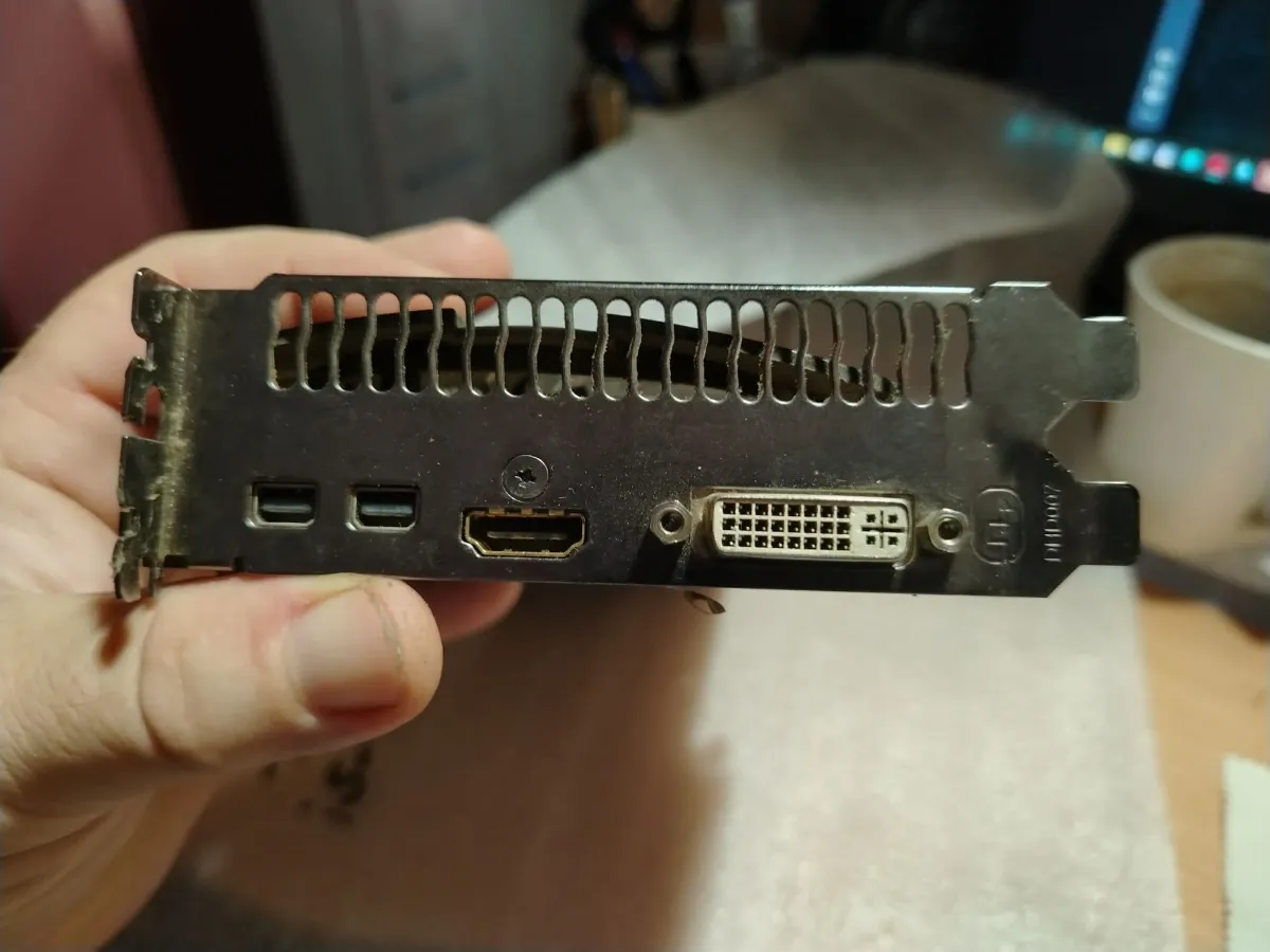 Graficka kartica 7950 3Gb ram DDR5 — 5